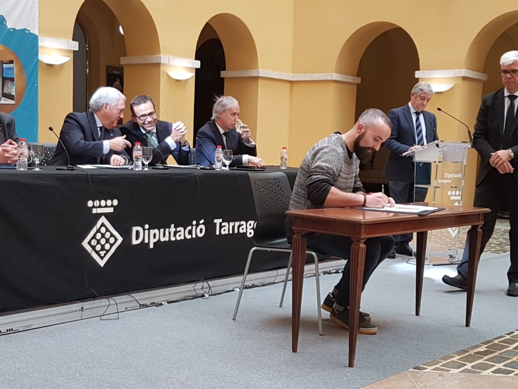 Joan Juncà signant el conveni al Palau de la Diputació de Tarragona.